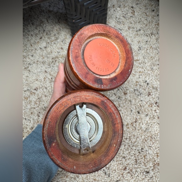 Baribocraft Salt & Pepper Mill Grinder 5.5” Wood Stain and Whale napkin holder - Picture 4 of 11